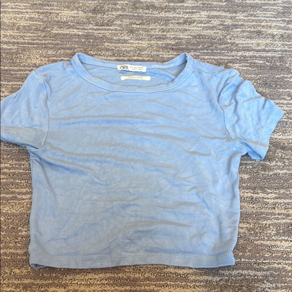 Cropped blue t-shirt